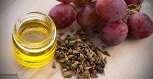It has a lightweight, silky feel to help provide shine, softness, and moisture. 7 Benefits Of Grapeseed Oil For Hair Growth