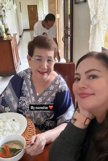 Gorgeous 80-year old mother ni Karla Estrada ♥️✨ Pinuntahan ni Karla ang  kanyang ina na si Thelma Ilago. Sweet bonding with mom.😍