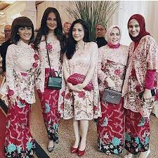 Brokat adalah bahan yang banyak digunakan untuk kebaya brokat bisa dibuat menjadi berbagai model mulai dari konsep tradisional hingga modern. Model Kebaya Rok Batik Blouse Broklat Kebaya Artis Nagita Julia Perez Luna Maya Pakaian Untuk Wanita Pakaian Pesta Pakaian Wanita