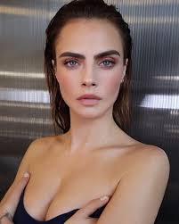 Em documentário sobre sexo, Cara Delevingne admite vício em pornografia:  Para ter um orgasmo