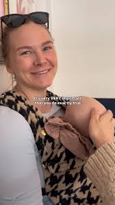 💫Visste du at ved å bære babyen din, produserer du mer oxytocin, som  demper stressresponsen i kroppen din, og hos babyen. , Forskning viser også  at babyer som bæres også gråter mindre, hele 43% ...