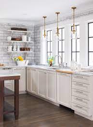 A Small Kitchen Becomes A Spacious And Modern Oasis Iluminacao Para Cozinha Pequena Designs De Cozinha Design De Cozinha Moderna