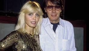 Dopo cena, intorno alle 23, la coppia si stava preparando per andare a dormire, quando dori sentì qualcuno salire le scale del piano superiore. 27 Agosto 1979 Fabrizio De Andre E Dori Ghezzi Vengono Rapiti In Sardegna