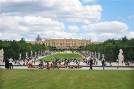 Palatul contine numeroase colectii de tapiterii, arme, obiecte de arta, mobila, elemente de arhitectura, covoare, etc. Despre Versailles Franta Prezentare Imagini Informatii Turistice Si Detalii Despre Statiunea Versailles