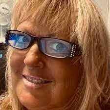 Alison Coman's Instagram, Twitter & Facebook