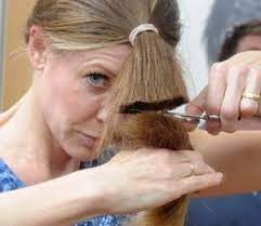 Nu ignora varsta, stilul de viata atunci cand vrei sa te tunzi scurt. Vrei Sa Te Tunzi Singura Iata O Metoda Simpla Feminis Ro Inspiratie Zi De Zi