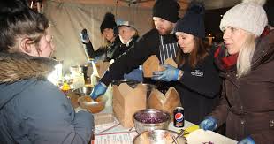 Feed our homeless operate a frontline soup kitchen three nights weekly, every wednesday, thursday and sunday outside the bank of ireland college green from our team provide hot food, clothing, sandwiches, etc there is also a support team on site for an concerns/issues service users may have. Hull S Homeless Treated To Hog Roast And Hot Food At Queen S Gardens Soup Kitchen Hull Live