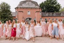 So lassen sich die kosten für das kleid reduzieren und das budget eurer hochzeit etwas schonen. Sanna Lindstrom Posts Facebook