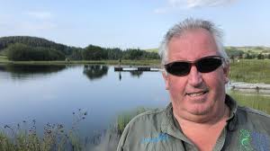 Pump o'r Bala yn aelodau o dîm pysgota plu Cymru