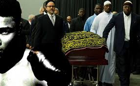 & & & mohamed ali est le nom que s'est choisi cassius clay, champion du monde de boxe, par refus de porter celui du maître blanc dont ses ancêtres étaient esclaves, pour proclamer aussi sa nouvelle religion, l'islam. Des Funerailles Musulmanes Selon Le Voeu De Mohamed Ali