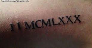 Los números romanos encierran algo misterioso, interesante y sorprendente, y los tatuajes con ellos son famosos por su fuente poco común y por su los tatuajes en el pecho de los hombres son muy elegidos por ellos porque es un espacio en el que se pueden crear grandes diseños de tatuajes y. Tatuaje De Numeros Romanos