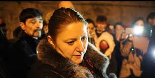 Daca este trebuie sa vina cu iubita de fiecare data cand iese in oras sau femeia monopolizeaza interactiunile sociale cu gasca lui de prieteni exista sanse. Eji2bjhkijr Km