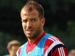 Rafael van der vaart kennt alle diskussionen um seine person. Rafael Van Der Vaart Offers To Help Hsv