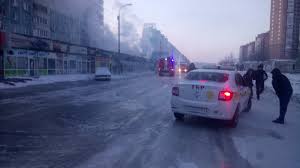 Вечером в понедельник, 14 июня, в октябрьском районе новосибирска произошел крупный пожар на огненный гриб поднялся над мжк. Transportnyj Kollaps I Sgorevshie Pavilony Kadry S Pozhara Na Ulice Vysockogo