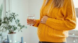 Boire suffisamment, et spécialement de l'eau. Bien Choisir Son Eau Pendant La Grossesse Magicmaman Com