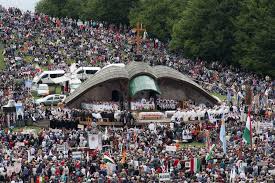 Össz.ehívta őket a csíksomlyói dombtetőre. Csiksomlyoi Bucsu The Largest Catholic Celebration Of The Year For Hungarians On June 7 Daily News Hungary