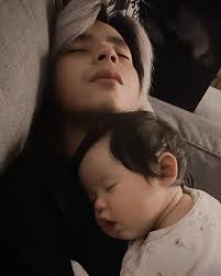 happy 30th daddy nya baby eshal!!!!🥳❤️‍🔥 maaf ya sayang kali ini  surprisenya bener bener sederhana banget dan postingnya juga telat banget  huhu. bener bener selama seminggu ga putus putus kita ada aja