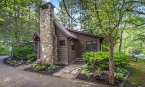 Great cabin to get away and relax enjoy the sounds of the river right from the back porch. Riverfront Gatlinburg Cabins On The River