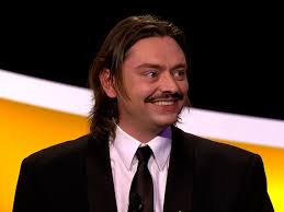 Ik heb mijn broek gescheurd.” Nog voor het dansfeest start, moet Alexander  op zoek naar nieuw kostuum in 'Blind getrouwd'