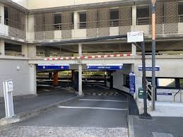 Retrouvez heure par heure la température, l'humidité, la force et la direction du vent ainsi que la pression atmosphérique pour organiser au mieux votre journée. Les Sables D Olonne 3 Heures De Stationnement Gratuit Et Des Arrets Minute Pour Soutenir Les Commercants Le Journal Des Sables