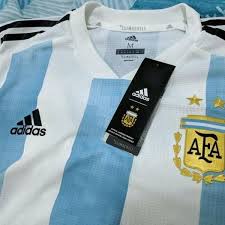 A gola em v e os tons mais suaves de azul até parecem os. Camisa Selecao Argentina Copa 2018 M Oficial Em Sao Paulo Clasf Moda E Beleza