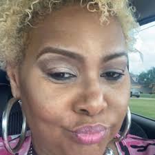 Chandra James (@shetakesselfies)