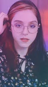 Девочка танцует бровями: удивительное шоу