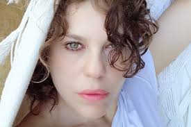 Bárbara Paz fala sobre maturidade e revela desejo de ser mãe