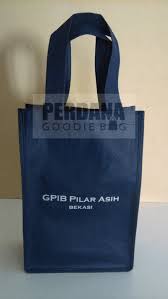Kain spunbond / furing adalah bahan pengganti plastik ataupun kertas yang biasanya digunakan untuk shopping bag, goody bag, souvenir dll. Tas Kain Tas Kanvas Tas Blacu Perdana Goodiebag