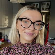 Julie Carruthers's Instagram, Twitter & Facebook