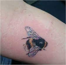 You can find the most beautiful pictures that can be presented to you about pretty tattoos feathers in this account. Tattoo Bumblebee Tattoo Von Olive Klicken Um Mehr Zu Sehen Tattooideen Bumble Bee Tattoo Bee Tattoo Tattoos