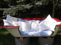 Meine ideen sind der campingplatz, im garten und natürlich das bad. Badewanne Im Garten Unsere Alte Badewanne Die Den Vorbesitzern Als Teich Diente Haben Wir Ausgebuddelt Und Verscho Alte Badewanne Badewanne Garten Badewanne