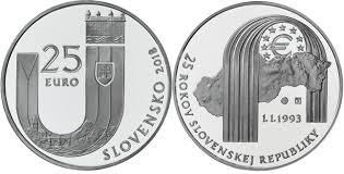 Smútok futbalistov slovenska po zápase so španielskom na euro 2020. Slovakia 25 Euro 2018 25 Years Slovak Republic Slovakia Country Eurocoinhouse