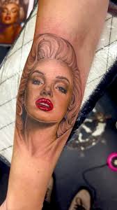 New hair 💁🏻‍♀️💇‍♀️ and some tattoos I've been working on, including a  finishing off, cover-up and wip! And 2 bats I've just noticed 🦇😅 Thank  you all for making my February 💖