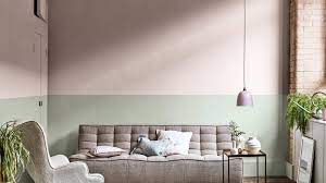 hippe moderne woonkamer met een tweekleurige muur in roze en groen couleur de salle de sejour decoration salon couleur mur salon