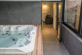 Il y a plusieurs possibilités, mais le tapis de sol pour piscine est probablement l'une des meilleures solutions possibles, puisqu'il est très simple à poser, efficace et qu'il apporte un. Amenagement D Une Piscine Interieure Et D Un Espace Bien Etre A Namur Vermeyen