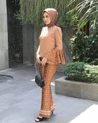 Ciri khas baju kurung adalah rancangan yang longgar pada lubang lengan, perut. Baju Kurung Coklat
