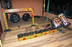 Alat musik tradisional dari indonesia bangsa indonesia merupakan bangsa yang kaya akan kebudayaan terutama di bidang kesenian yang pastinya ada berbagai macam. 21 Alat Musik Tradisional Kalimantan Selatan Timur Barat Dan Utara