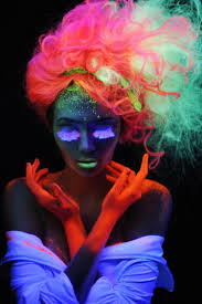 Wie kann man sich selbst ein schwarzlicht basteln? Neueste Frisuren Trends Neon Haare Glow In The Dark