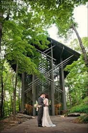 Eureka Springs Wedding Photographers Thorncrown Chapel Sean And Lexy Eureka Springs Weddings Thorncrown Chapel Spring Wedding Photos