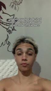 Shorts Leg Apertadinha E Rachado Usando