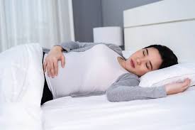Walaupun secara umumnya doktor menyarankan untuk para ibu tidur. Posisi Tidur Ibu Hamil Yang Paling Baik Dan Bisa Buat Nyenyak