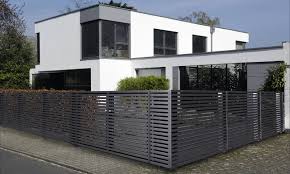 Die paneele ist zwar teurer als holz, überzeugt aber mit langlebigkeit und pflegeleichtigkeit. Metallzaune Schmiedeeiserne Zaune Und Gelandern Aus Polen