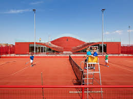 The Roof Of This Tennis Clubhouse Dips Down To Create Seating For Spectators Club House Architecture Tennis Clubs