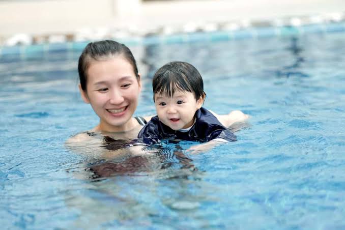 Bé tập bơi: lợi ích khi bé tập bơi và quy tắc an toàn theo mọi lứa •