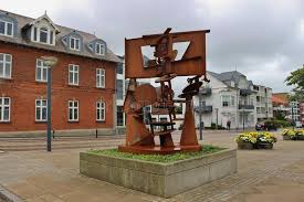 Skulpturengruppe der mensch am meer (mennesket ved havet) im hafen von esbjerg an der nordsee, dänemark, südjütland, jütland. Die Skulptur Manner Am Meer In Esbjerg Danemark Redaktionelles Stockbild Bild Von Grenzstein Hafen 86410114
