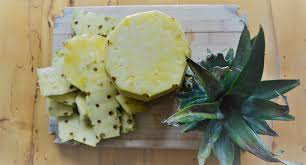 Spray Pour Cheveux Antifrisottis Et Antigaspi Aux Pelures D Ananas Les Trappeuses Cheveux Spray Ananas