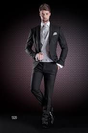 Entrez dans l'univers tendance et élégant de de fursac et découvrez toute la collection deux coupes de costumes homme sont ainsi disponibles : Costume Mariage Noir En Pure Laine Froide Avec Gilet Gris Perle