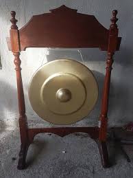 Alat musik ini biasa dimainkan di ladang yaitu sebagai ungkapan. Gong Stand Ambang Alat Muzik Dikir Barat Arjunasukma Facebook