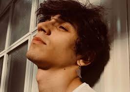 Alex continua la sua strada pop con "Tra silenzi (Roma)"